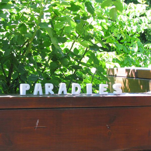 Gartenpflanzen mit Buchstaben PARADIES